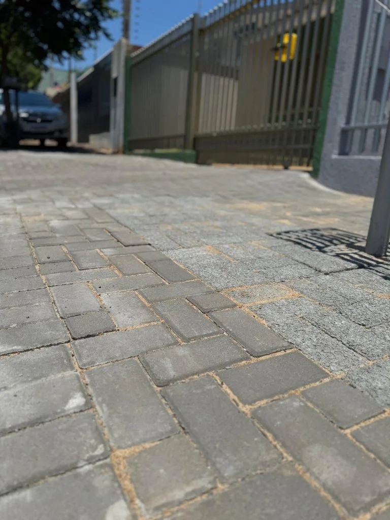 Frente de casa com paver em Maringá