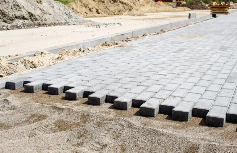 Assentamento de paver sobre base preparada em Maringá