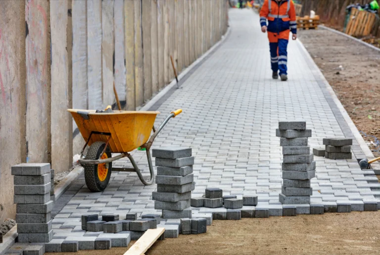 Calçada em execução com paver em Maringá